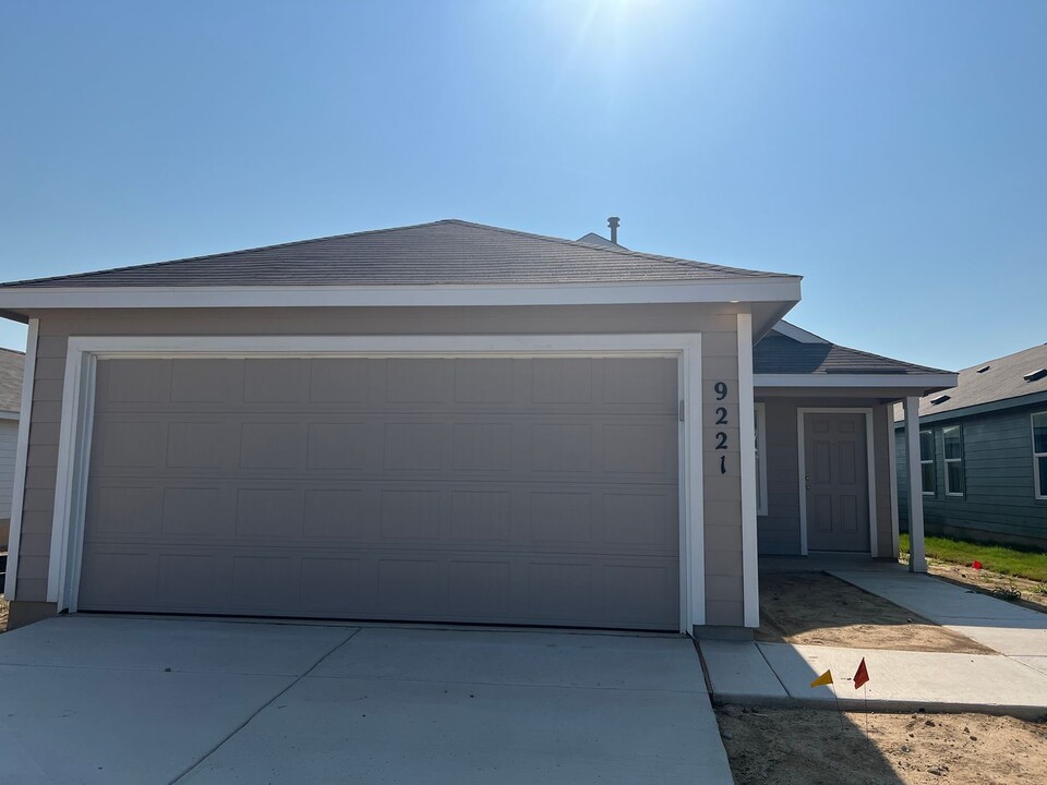 9221 Luciano Pl in Geronimo, TX - Building Photo