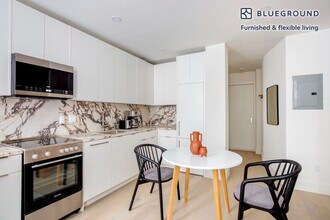 300 W 21st St in New York, NY - Building Photo - Building Photo