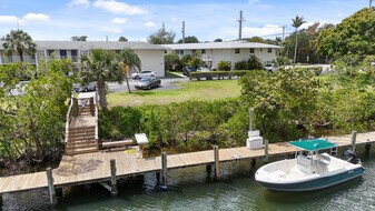 510 Prosperity Farms Rd in North Palm Beach, FL - Building Photo