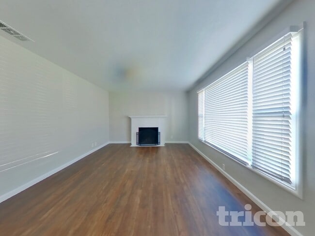 2316 Viola St in Modesto, CA - Foto de edificio - Building Photo