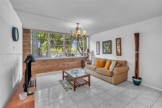 1400 St Charles Pl in Pembroke Pines, FL - Foto de edificio - Building Photo