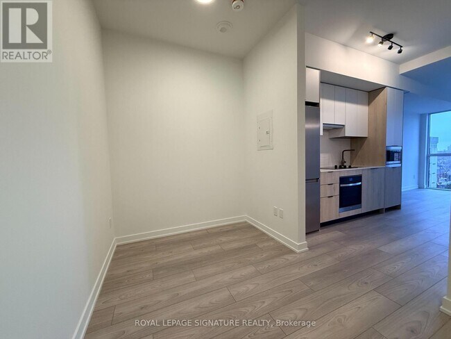 1007 The Queensway in Toronto, ON - Building Photo - Building Photo