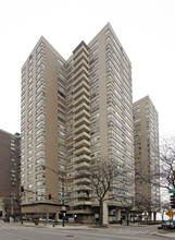 Shoreline Towers Condominiums in Chicago, IL - Building Photo - Building Photo