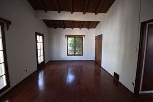 1033 S Ogden Dr in Los Angeles, CA - Building Photo