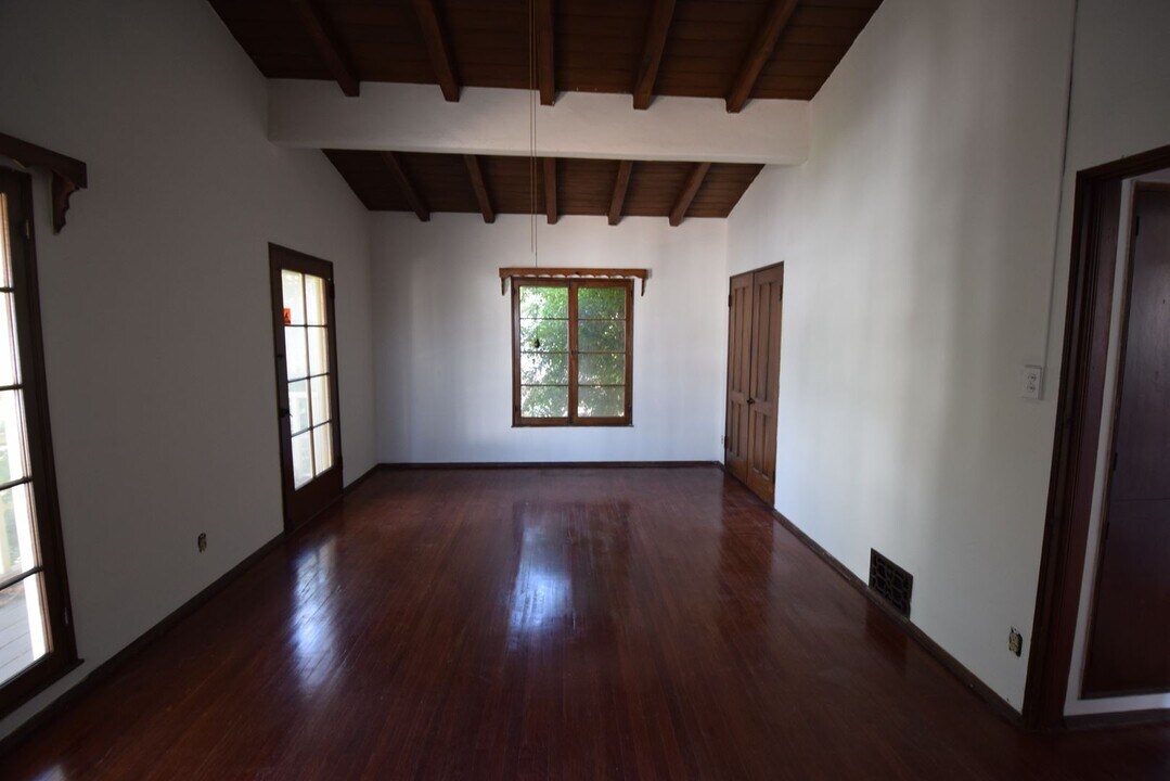 1033 S Ogden Dr in Los Angeles, CA - Building Photo