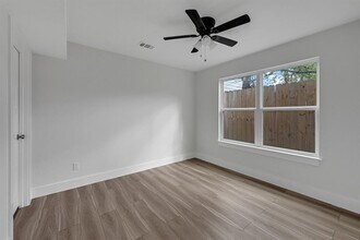 5621 Eskridge St-Unit -A in Houston, TX - Foto de edificio - Building Photo