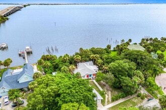 1365 Pineapple Ave in Melbourne, FL - Foto de edificio - Building Photo