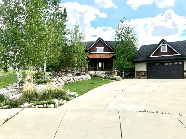 property at 2615 Castle Pines Cir