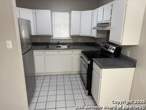 927 W Formosa Blvd in San Antonio, TX - Building Photo - Building Photo