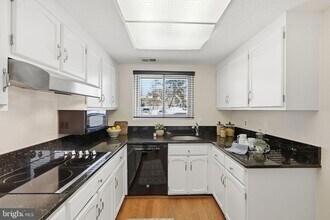 3233 S Leisure World Blvd in Silver Spring, MD - Building Photo - Building Photo