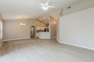 7616 Bristol Park Dr in Apollo Beach, FL - Foto de edificio - Building Photo