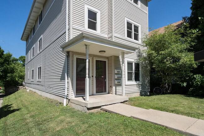3101 N Newhall St, Unit # 1 in Milwaukee, WI - Foto de edificio - Building Photo