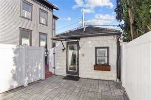 6 1/2 Cross St in Newport, RI - Building Photo