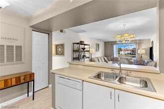 8274 Key Royal Cir in Naples, FL - Foto de edificio - Building Photo