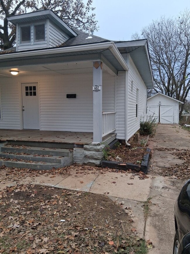 property at 602 S Oak St