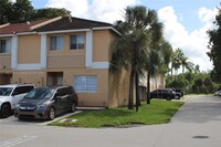 14036 SW 179th St in Miami, FL - Foto de edificio - Building Photo