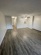 347 Oakland St in Manchester, CT - Foto de edificio - Building Photo