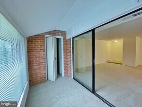 10204 Bushman Dr-Unit -324 in Oakton, VA - Foto de edificio - Building Photo