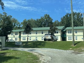 872 Deerwood Ln, Unit 879 in Chipley, FL - Building Photo