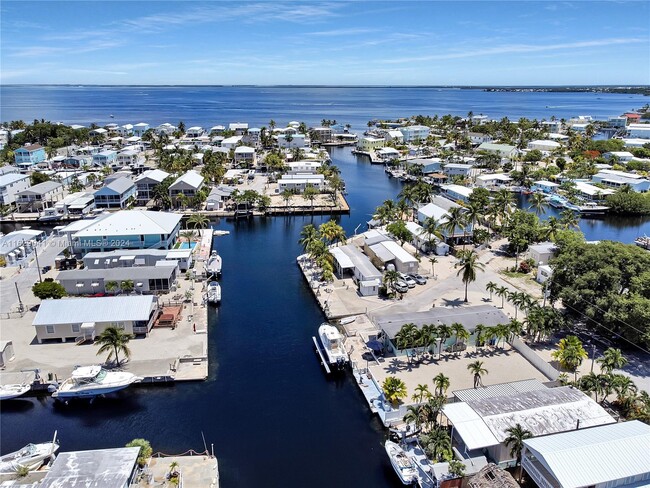 927 Tropical Ln in Key Largo, FL - Foto de edificio - Building Photo