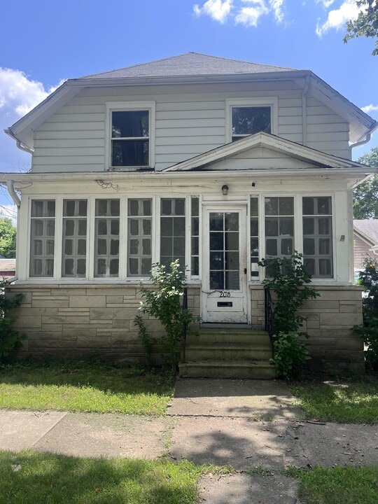 206 E Chestnut St in Albion, MI - Foto de edificio