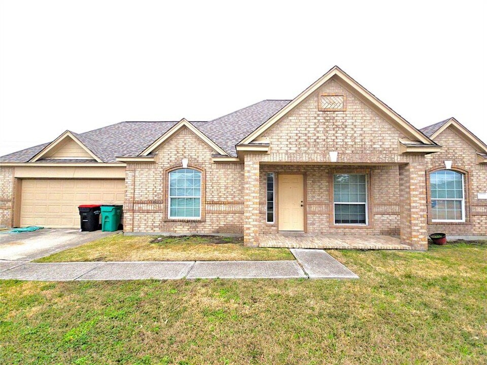 5112 Shirley St in Baytown, TX - Building Photo