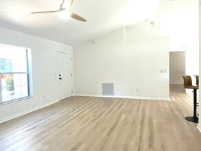 1047 S Myrtle Ave in New Smyrna Beach, FL - Building Photo - Building Photo