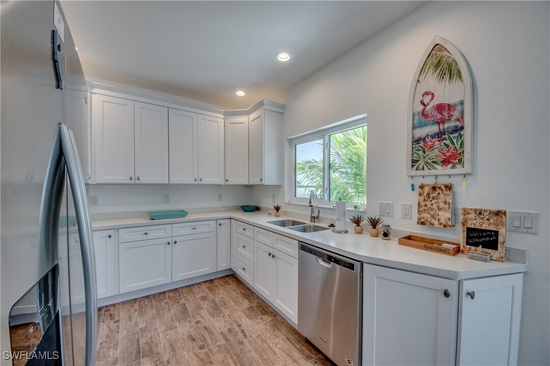 2579 Third St in Matlacha, FL - Building Photo