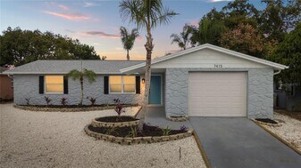 7415 San Salvadore Dr in Port Richey, FL - Building Photo