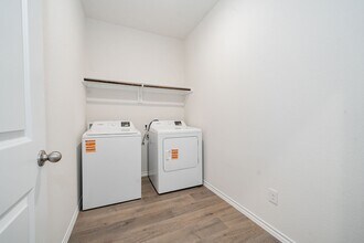 2110 Thornton Dr in Crandall, TX - Foto de edificio - Building Photo