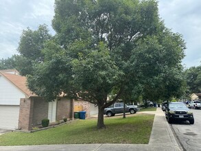 5602 Timber Shade in San Antonio, TX - Building Photo - Building Photo