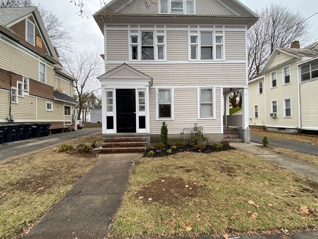 22 Grove Ave, Unit 3