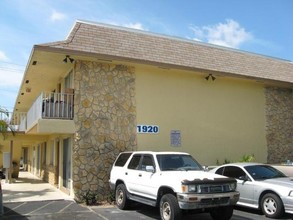 1920 Suwanee Ave in Ft. Myers, FL - Foto de edificio - Building Photo