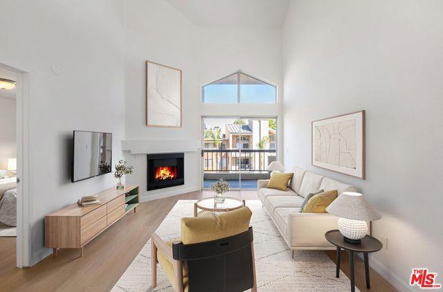 5565 Canoga Ave, Unit 301 in Woodland Hills, CA - Building Photo - Building Photo