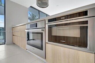 9901 W Bay Harbor Dr, Unit 401 in Bay Harbor Islands, FL - Foto de edificio - Building Photo