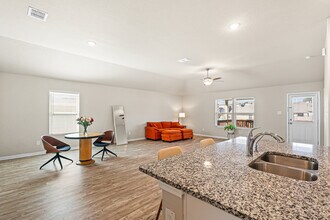 7039 Diamond Vly in San Antonio, TX - Building Photo - Building Photo