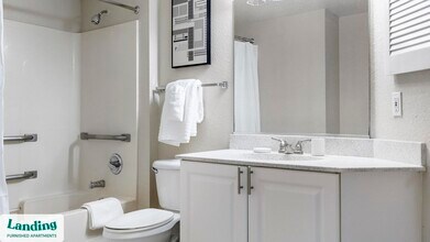 3695 Island Club Dr, Unit 3570-05 in North Port, FL - Foto de edificio - Building Photo