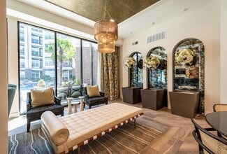 Luxia Swiss Avenue in Dallas, TX - Foto de edificio - Building Photo