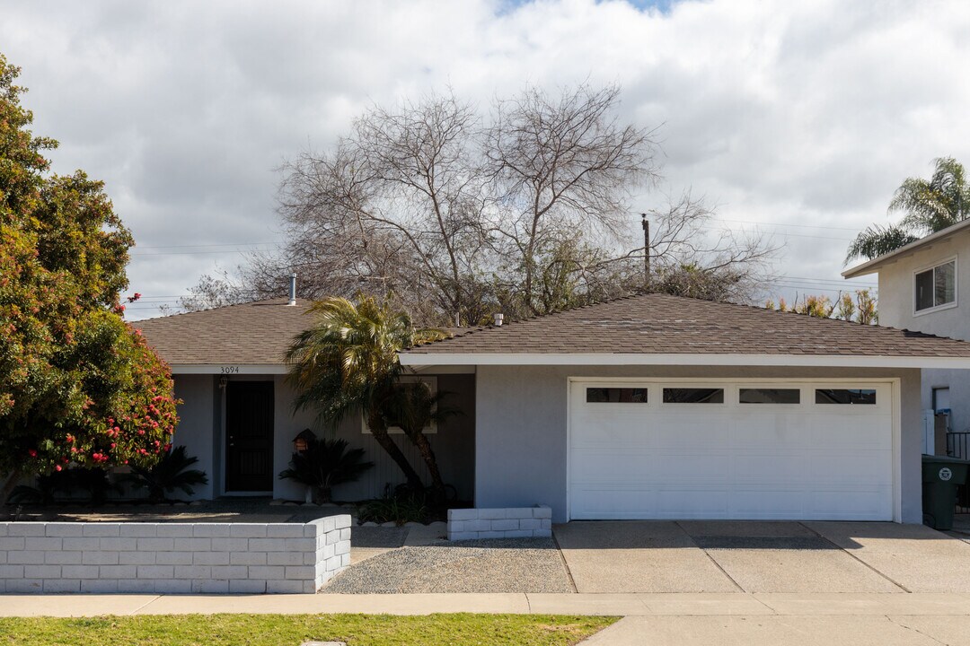 3094 Yellowstone Dr in Costa Mesa, CA - Foto de edificio