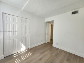 210 Lake Pointe Dr in Oakland Park, FL - Building Photo - Building Photo