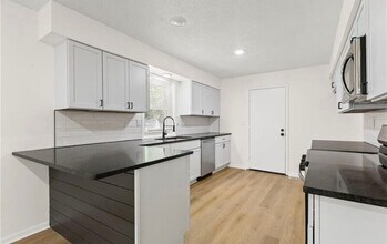 602 SE Brentwood Dr in Lee's Summit, MO - Building Photo - Building Photo