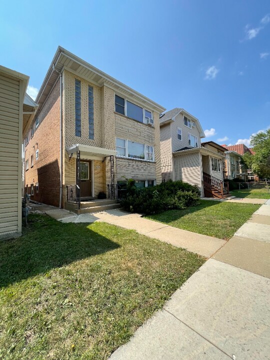 6241 W Montrose Ave in Chicago, IL - Building Photo
