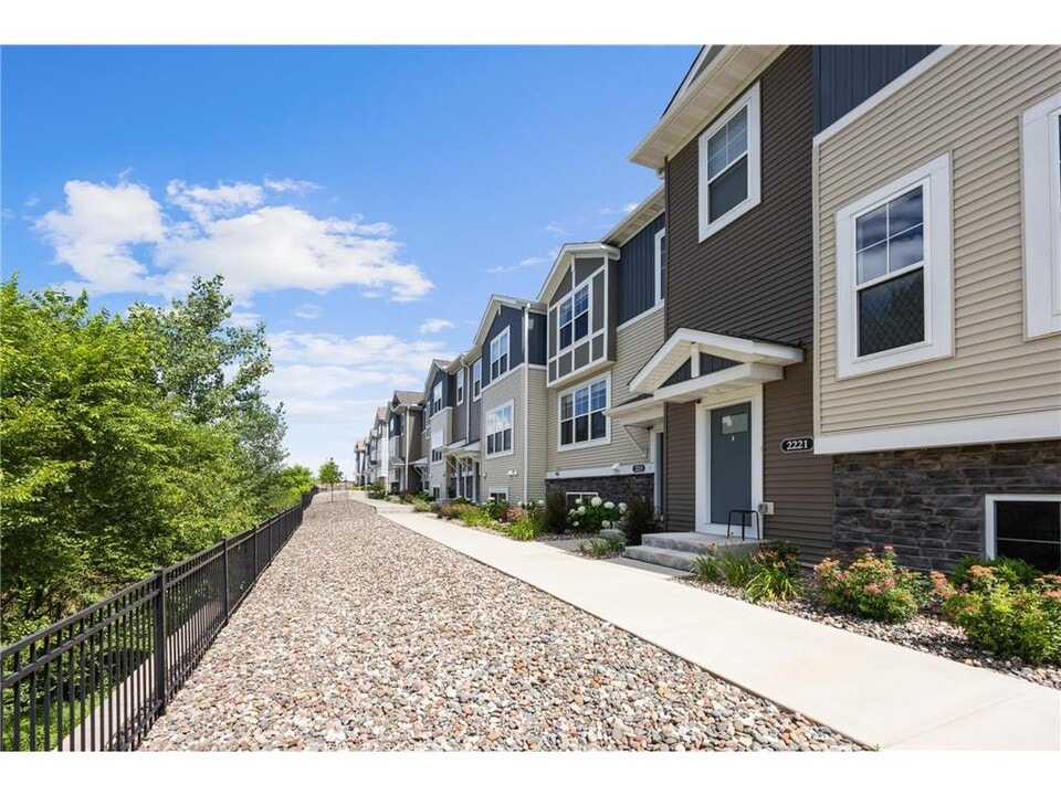 2223 Gateway Curv in North St. Paul, MN - Building Photo