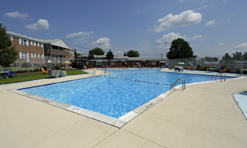 Knoll Gardens Apartments in Lake Hiawatha, NJ