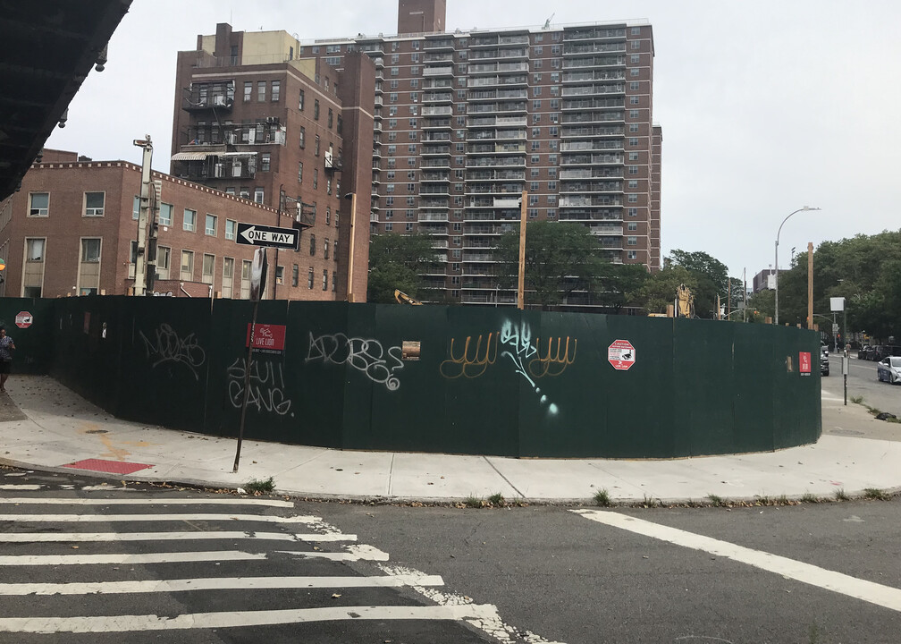 Lorimer House in Brooklyn, NY - Building Photo