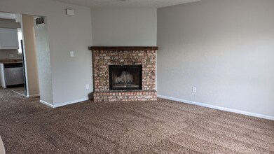 204 NE Cedar Ct in Blue Springs, MO - Building Photo - Building Photo