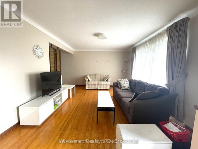 1 Donlon Cir in St Catharines, ON - Building Photo - Building Photo