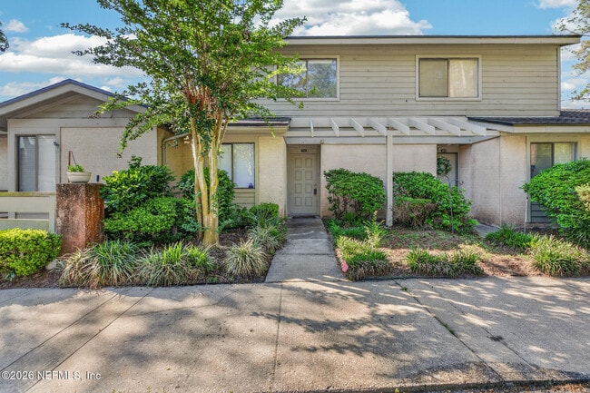 7701 Baymeadows Cir W in Jacksonville, FL - Foto de edificio - Building Photo