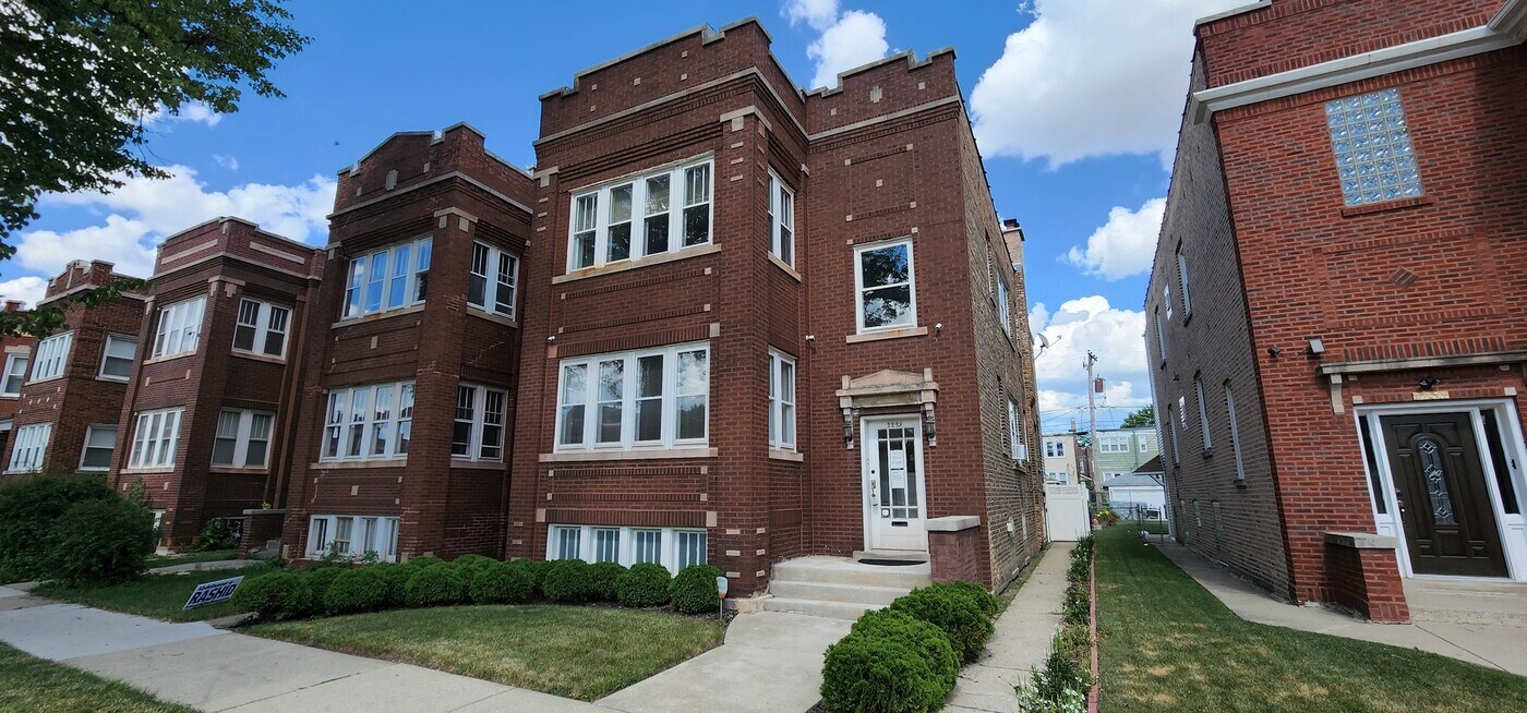 2229 Elmwood Ave in Berwyn, IL - Building Photo