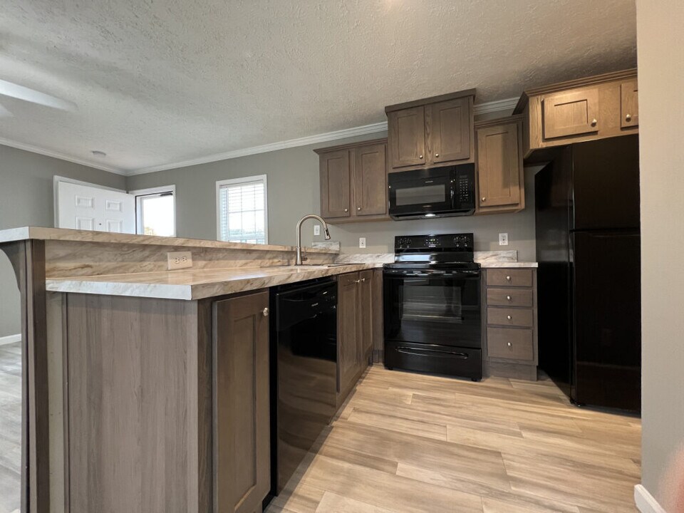 147 W Sourwood Dr in Browns Summit, NC - Building Photo